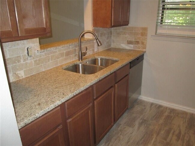 Photo - 2101 Oakhurst Dr Apartments