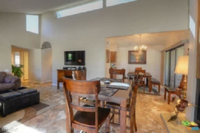 Building Photo - 2110 E Palm Canyon Dr