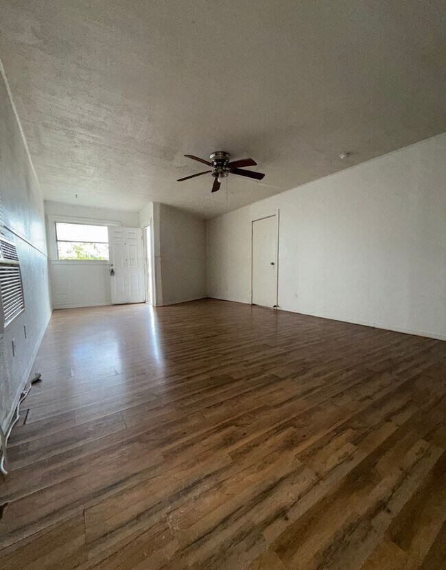 Foto del edificio - 613 W Avenue D