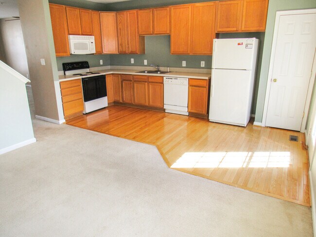 Foto del edificio - 3 Level Inner Town Home with 1 Car Garage ...