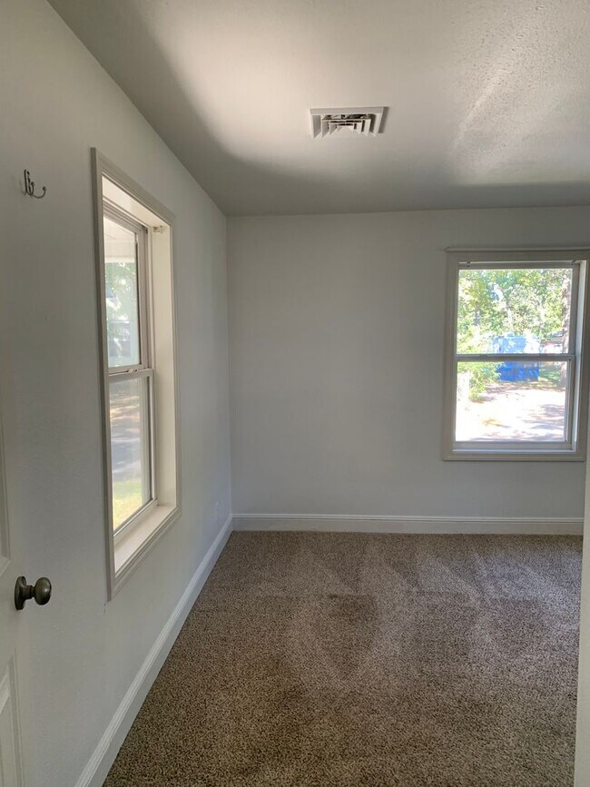 Building Photo - COMING SOON:  3 bedroom, 2 bathroom home l...