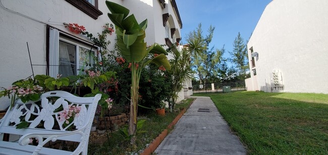 Foto del edificio - 1180 NW 125th Path