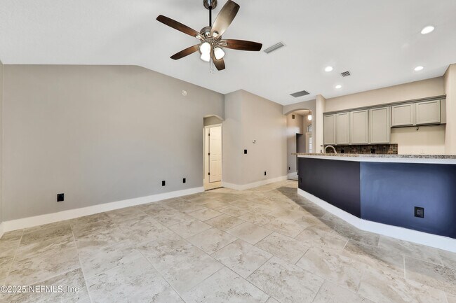 Foto del edificio - 2462 Creekfront Dr