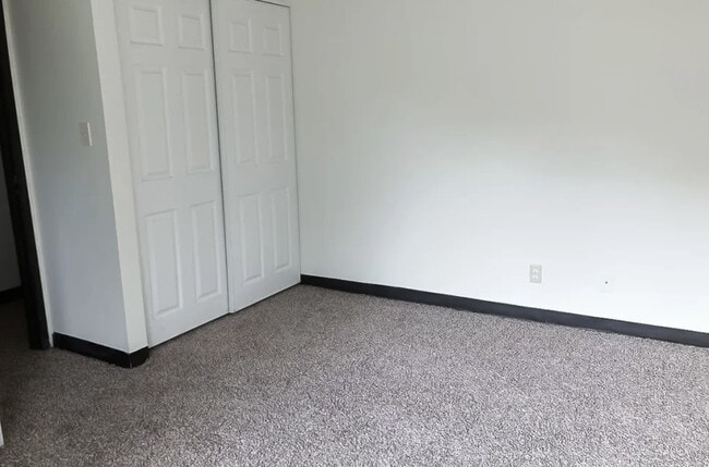 Building Photo - 505 Oakview Dr