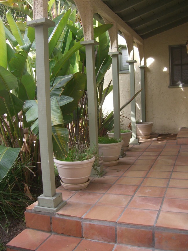 Porches en el frente - 6107 Saturn St