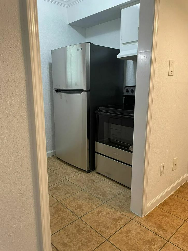 studio kitchen fridge range.JPG - Forest Oaks Apartments