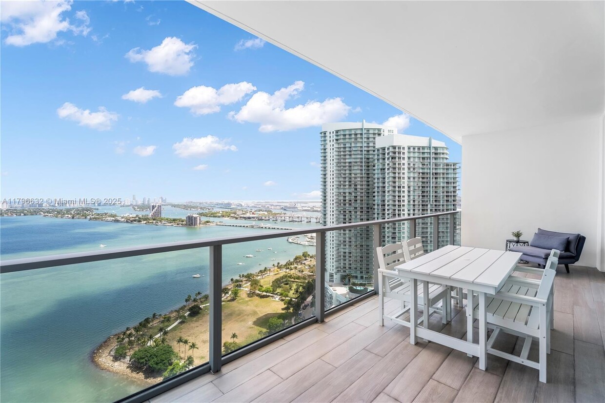 Primary Photo - 2020 N Bayshore Dr