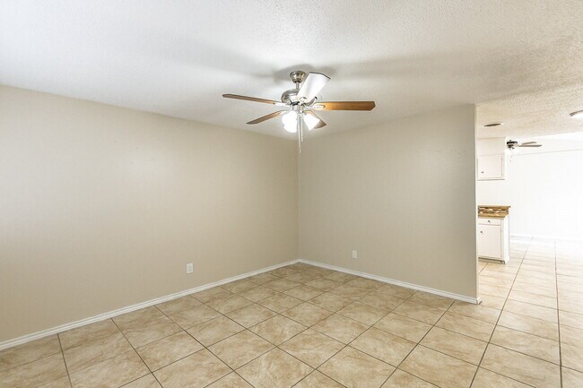 Foto del edificio - Three Bedroom Home in Quiet Neighborhood