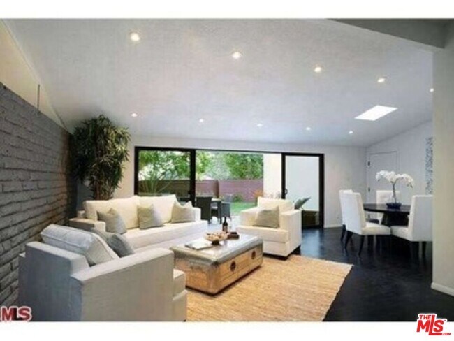 Foto del edificio - 2100 Roscomare Rd
