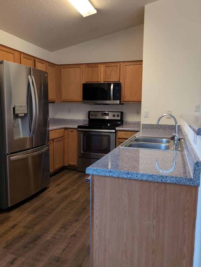 Building Photo - Charming 3 bedroom w/ Den home, ready for immediate move-in!