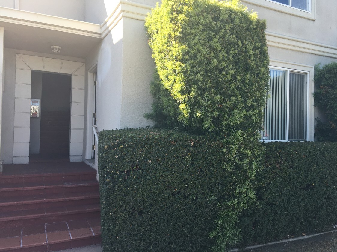 Front entrance - 1501 E 3rd Ave