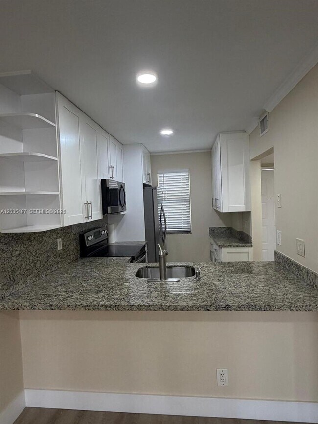 Building Photo - 8443 Royal Palm Blvd
