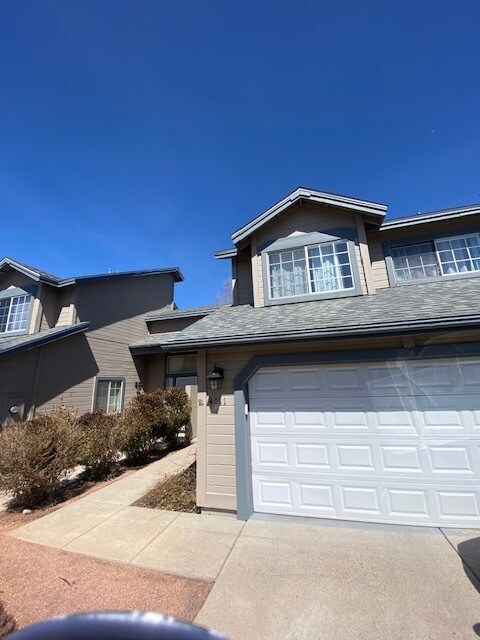 Foto principal - 4011 E Village Cir