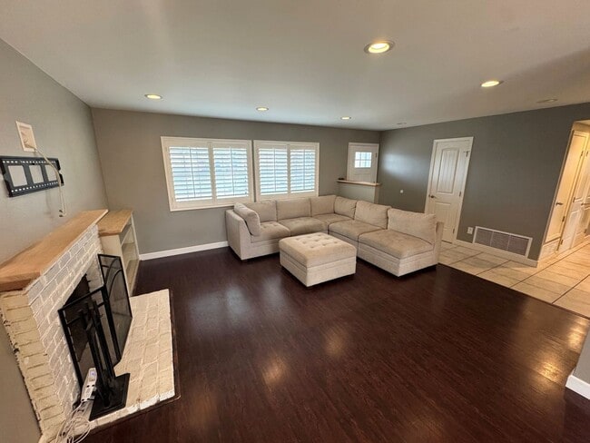 Building Photo - Single-Story East Ventura Home – 3 Bed / 1.75 Bath + Updated Interior