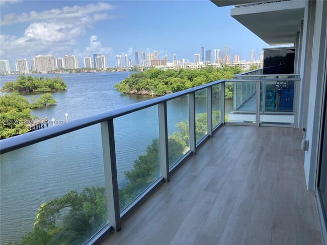 Foto del edificio - 16385 Biscayne Blvd