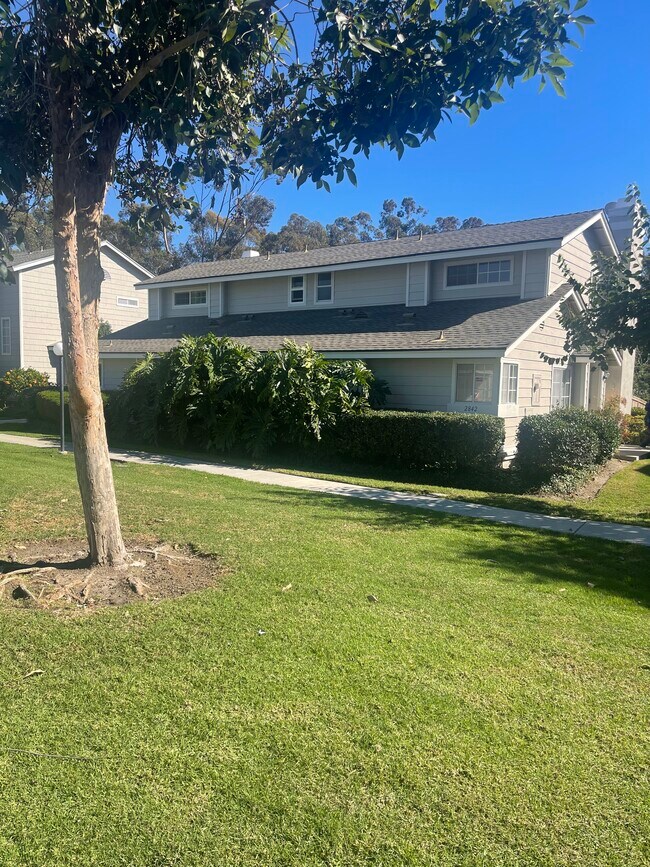 Building Photo - 2842 Hillsboro Ct