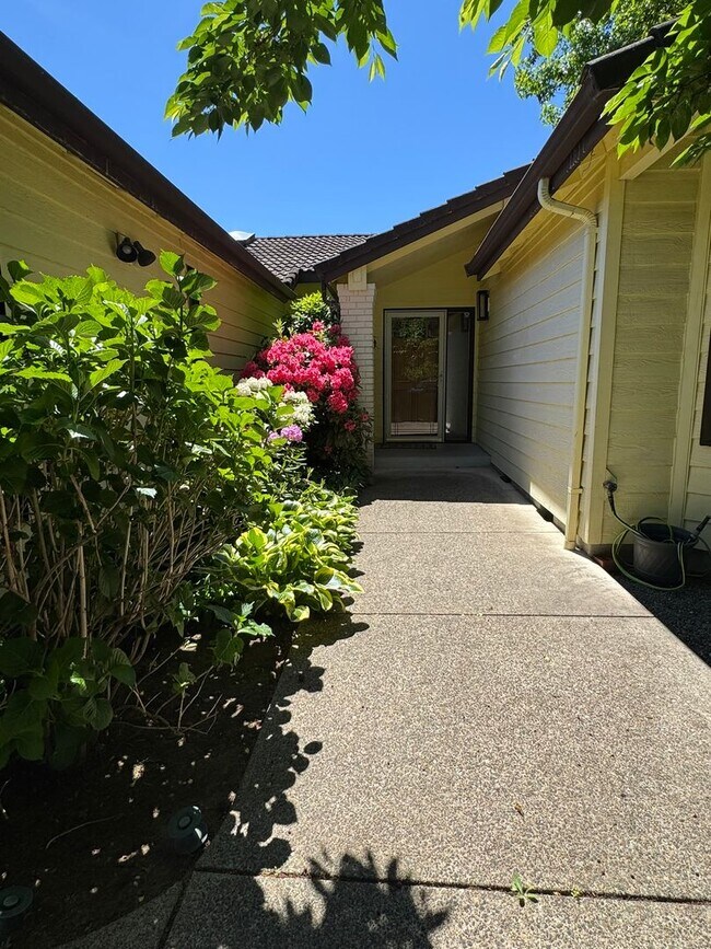Building Photo - Beautifully landscaped 3 bed/2 bath home in Springfield