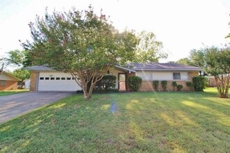 Building Photo - 1420 Hillside Dr