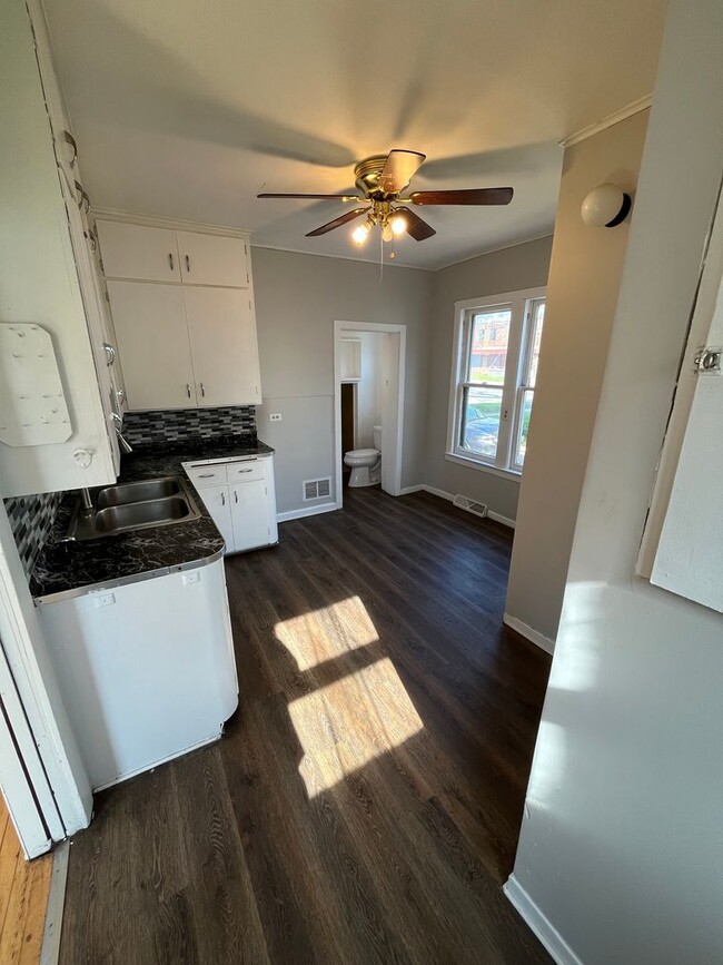 Building Photo - 3 Bedroom 1.5 Bathroom Home