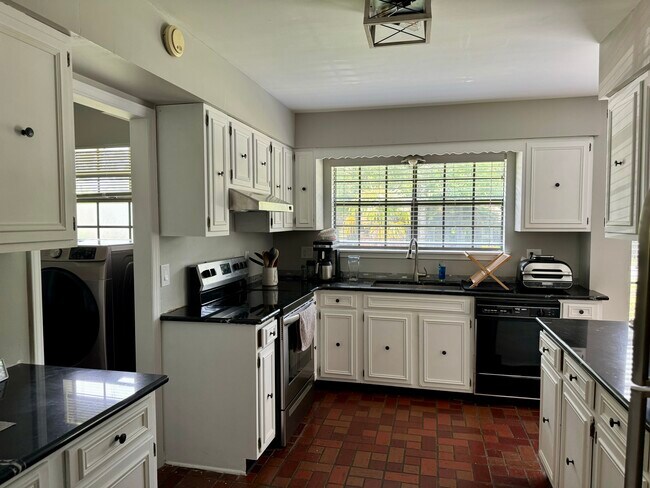 Building Photo - 7725 Mamalu Pl
