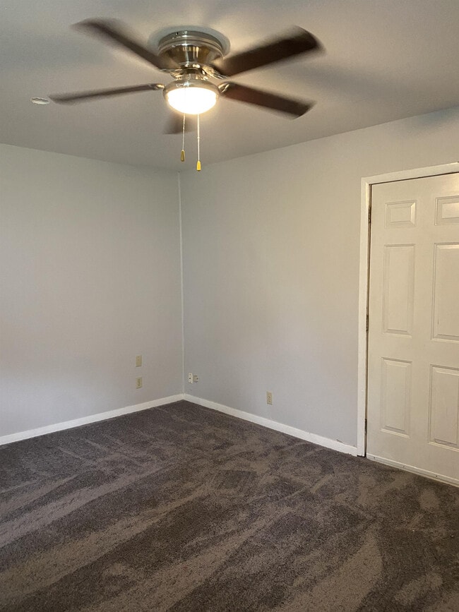 Building Photo - 605 Hillview Dr