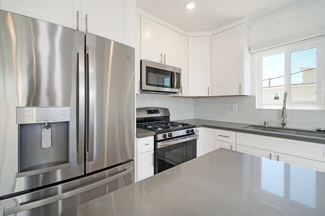 Building Photo - 1527 Granville Avenue, Unit 2BR