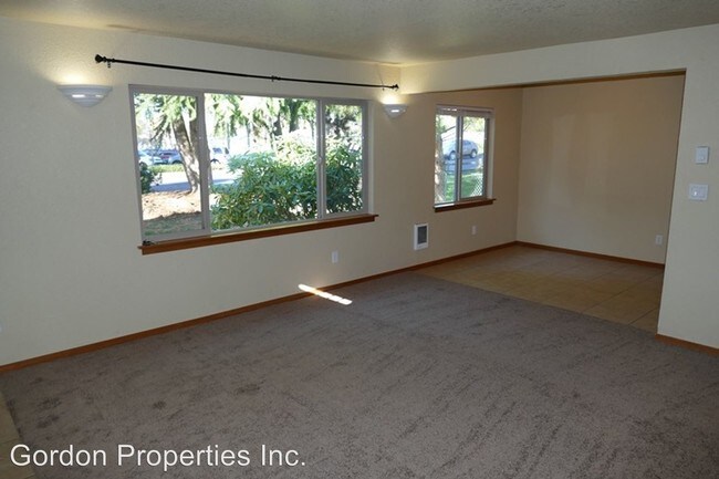 Foto del edificio - 12502-12504 SE Shell Ln