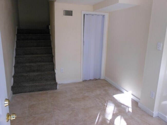 Foto del edificio - Affordable 2 Bed/ 1 Bath Townhome Style Unit Available Now! Move in Ready!