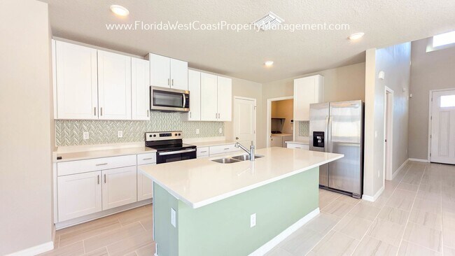 Foto del edificio - BRILLIANT and SPACIOUS! 4 BEDROOM/2.5 BATH PLUS LARGE BONUS-FLEX SPACE and FENCED YARD!