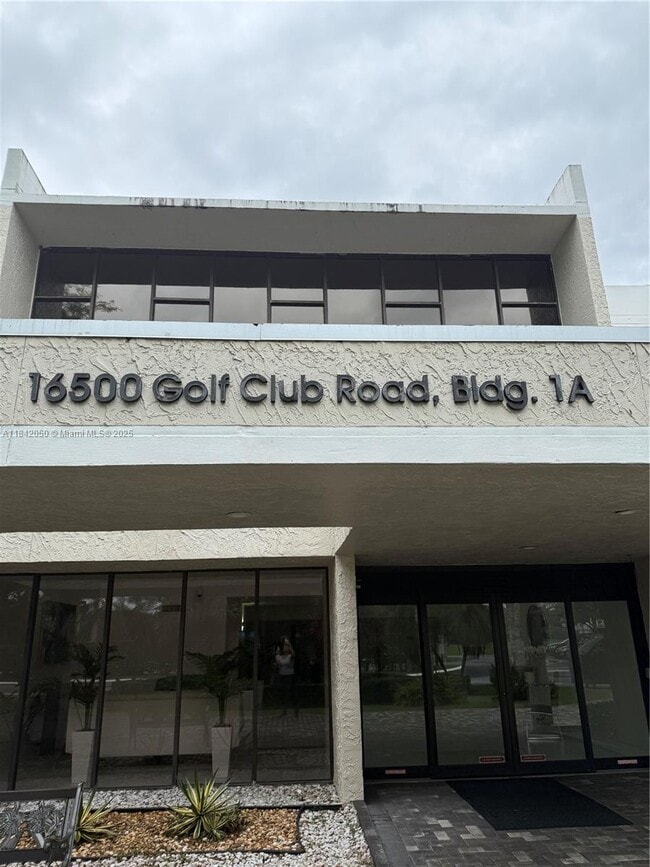 Foto del edificio - 16500 Golf Club Rd