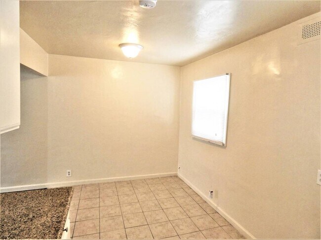 Building Photo - 2051 Cedar Ave