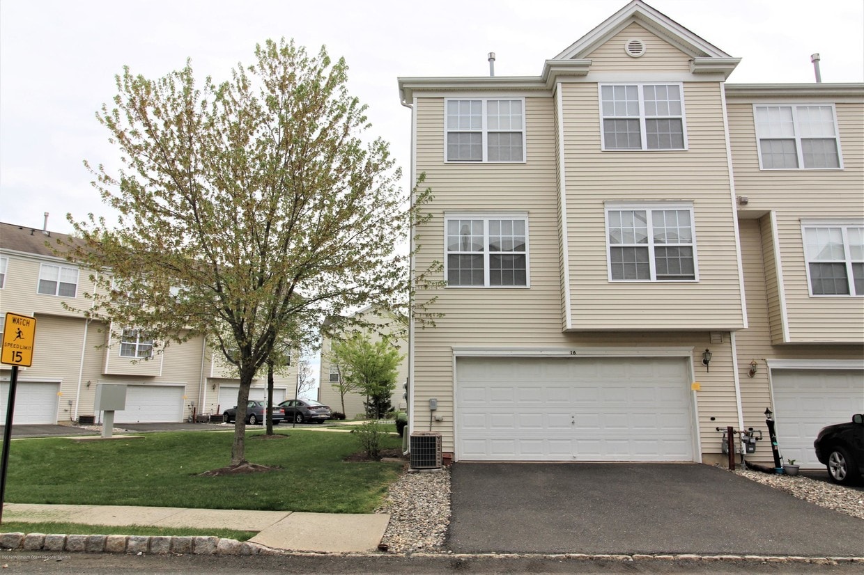 16 Krainski Rd Unit 631, Sayreville, NJ 08859 Condo for Rent in