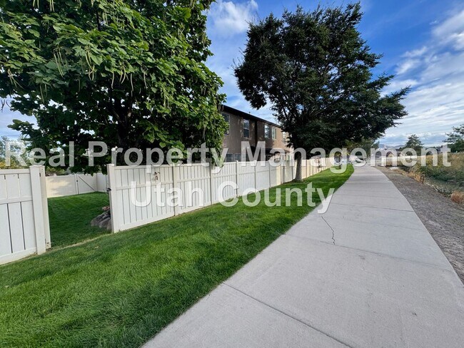 Foto del edificio - Beautiful home next to walking trails in S...
