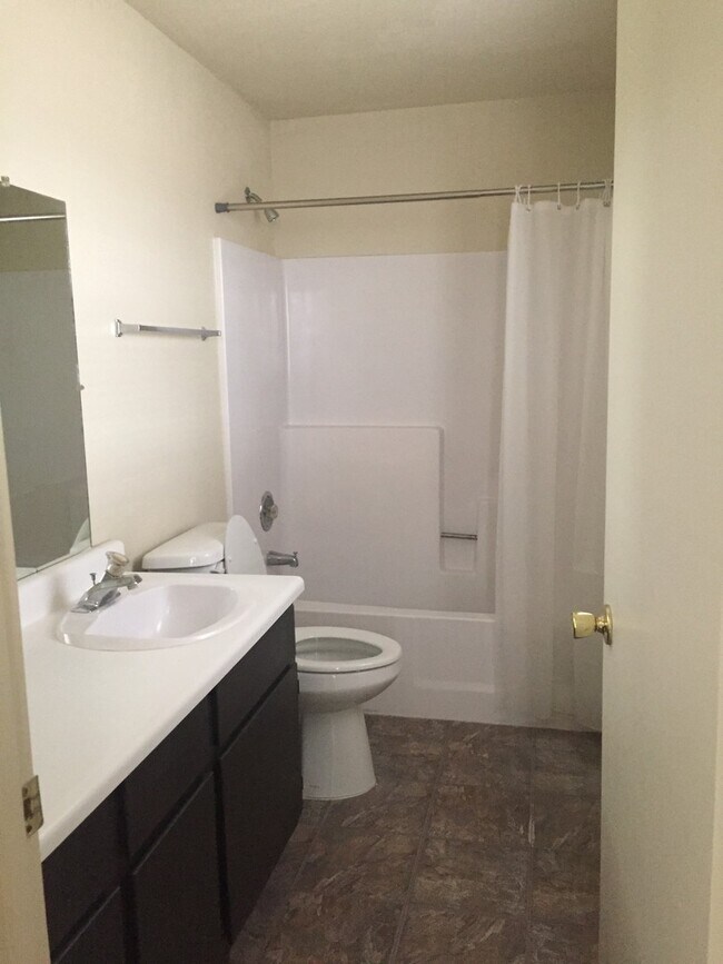 Building Photo - Gorgeous 3Bdrm 2 bath apartment