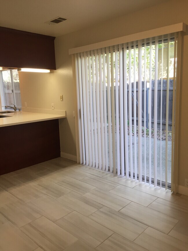 Foto del edificio - 1575 Drake Dr