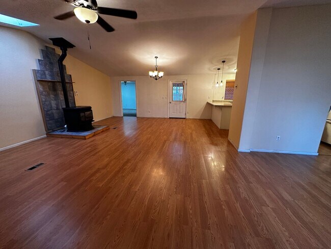 Foto del edificio - Lots of space in this four bedroom plus den!