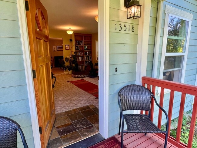 Building Photo - Haller Lake Home