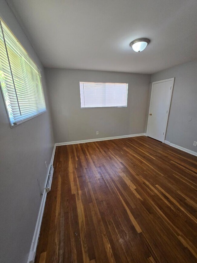 Building Photo - 2415 Castle Dr