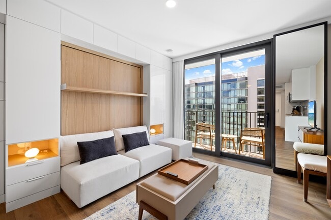 Building Photo - 987 Queen St