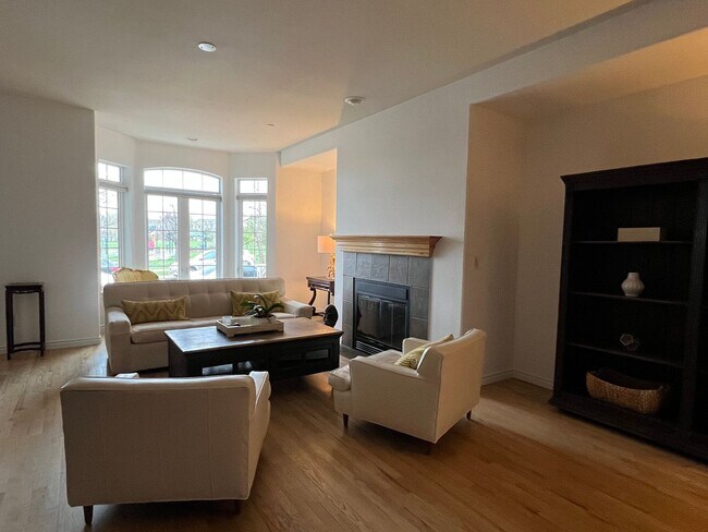 Foto del edificio - BEAUTIFUL 3 Bed 3.5 Bath Townhome in Dakota Ridge Village in North Boulder