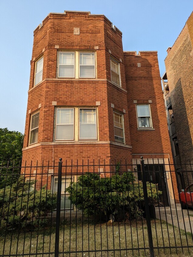 Primary Photo - 7329 S Coles Ave