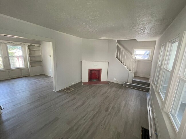 Foto del edificio - SECTION 8 and EDEN Accepted!! Exciting Opportunity to Live in a Newly Renovated 3 br Home!