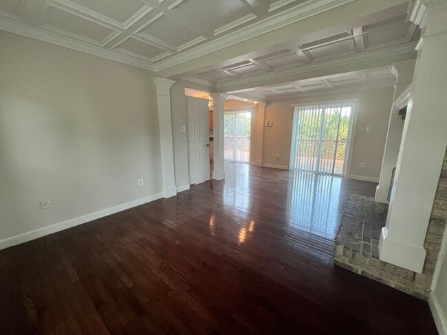 Building Photo - Beautiful 4 BR/3.5 BA Single-Family Home i...