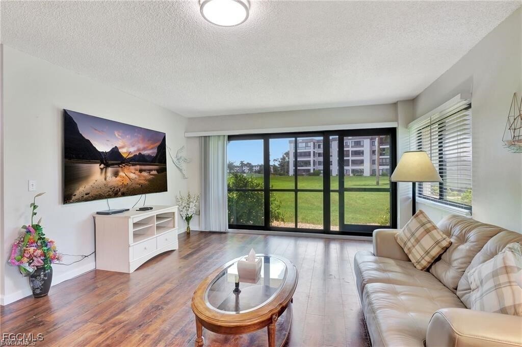 Foto principal - 7406 Lake Breeze Dr