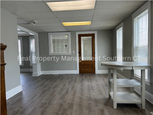 Building Photo - Newly Renovated 3 Bedroom  Apartment in Ha...