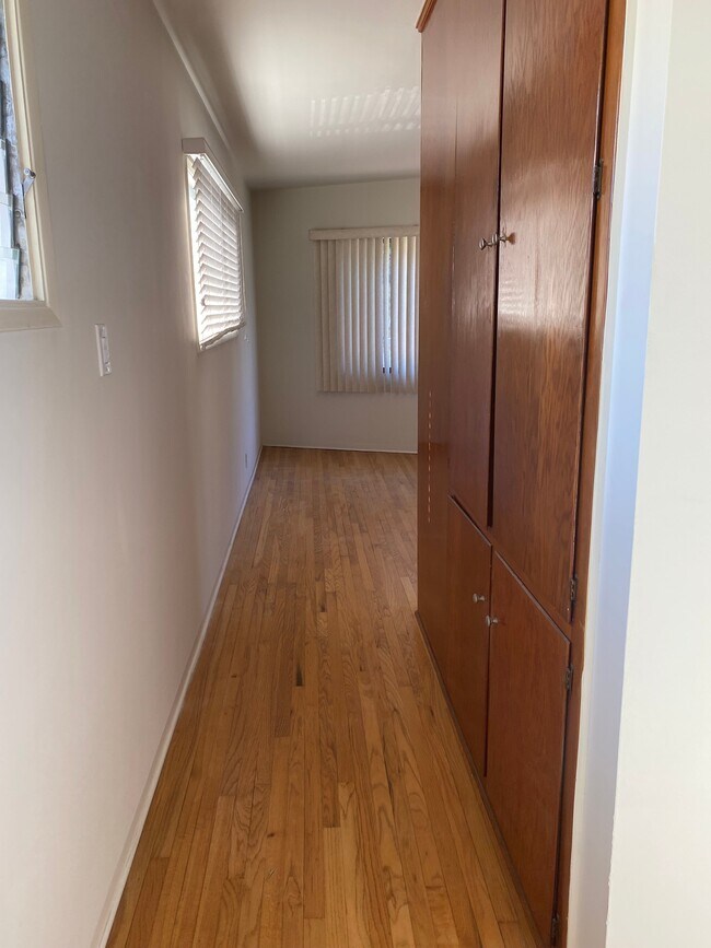 Building Photo - 811 Reeves Plz