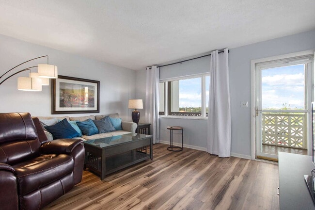 Foto del edificio - beautifully Furnished 1 Bedroom, 1 Bath, Walk-in Closets in both bedrooms. with a community Heate...