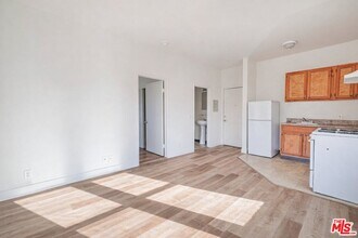 Building Photo - 537 S Kenmore Ave