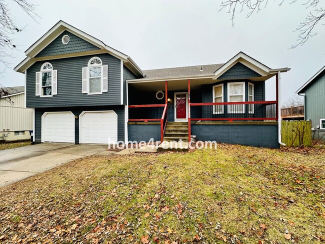 Foto del edificio - Lovely Lee's Summit Home w/ an Updated Kitchen, Finished Basement, Fenced Yard in a Quiet Neighbo...