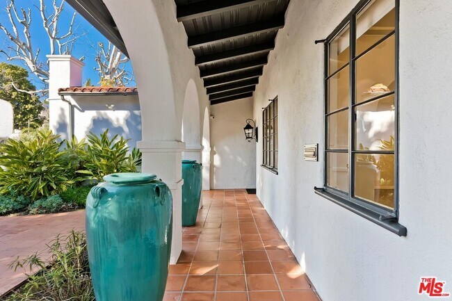 Foto del edificio - 204 S Camden Dr